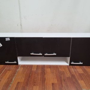 Lote anterior: Mueble Aéreo Moderno Blanco con Puertas Oscuras y Estante Central