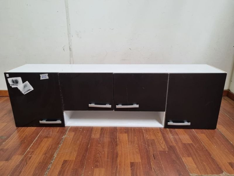 Mueble Aéreo Moderno Blanco con Puertas Oscuras y Estante Central