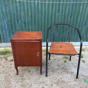 Lote siguiente: Mesa de Luz y Silla de Madera y Metal
