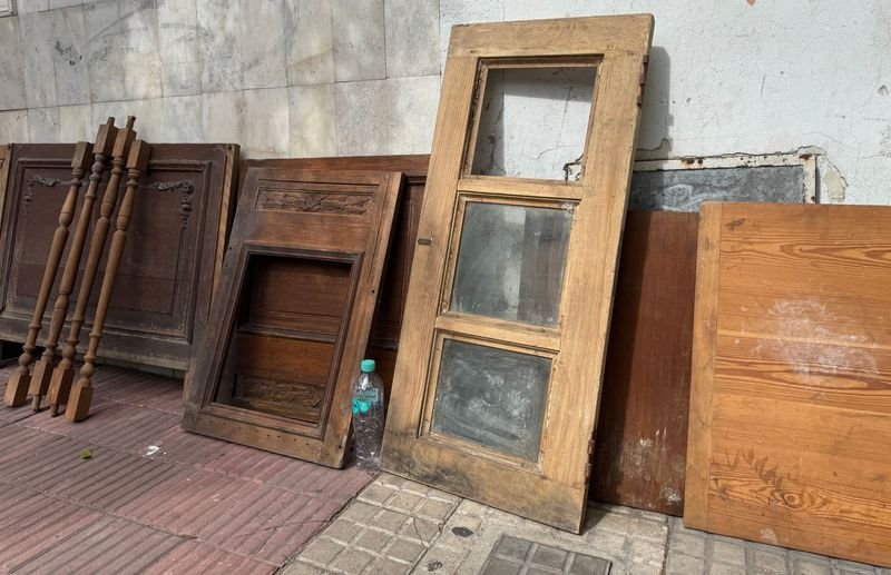 Lote de puertas y estantes de madera - imagen 7