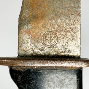 Cuchillo tipo militar con cabo de plástico negro y hoja oxidada - imagen 4