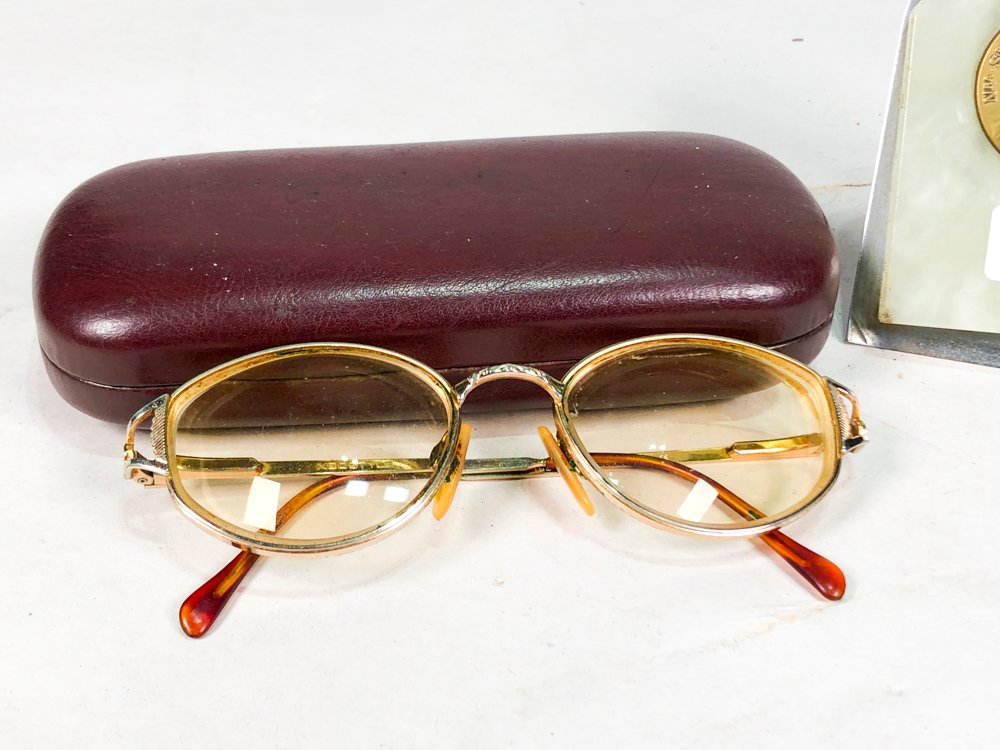 Lentes de aumento en estuche con placa en mármol y moneda en bronce - imagen 2