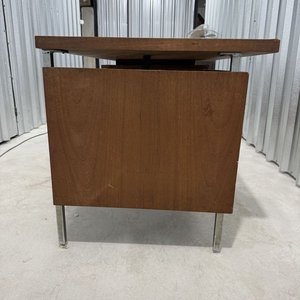 Escritorio de Madera Oscura con Cajonera Metálica y Tiradores - imagen 8