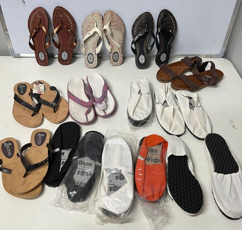 Lote de 14 Pares de Calzado: 7 Pares de Alpargatas y 7 Pares de Chinelas