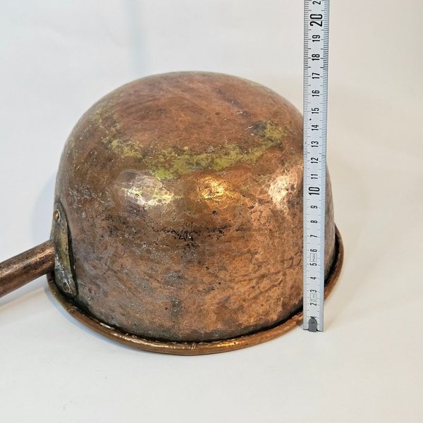 Olla de cobre antigua con detalles únicos - imagen 3
