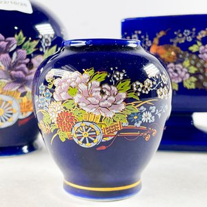 Tres Floreros de Porcelana Azul Cobalto con Decoración Floral y Carruajes - imagen 3