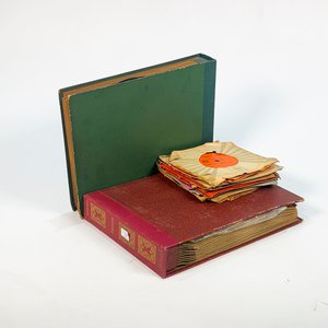 Lote siguiente: Lote de Dos Álbumes con Discos de Pasta y Simples Vintage