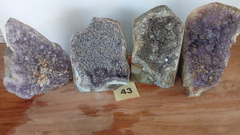 Lote anterior: Colección de amatistas con base de madera
