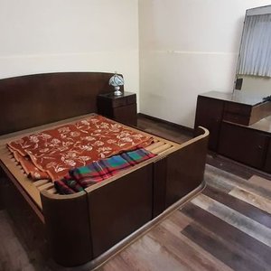 Juego de Dormitorio Estilo Clásico: Cama 2 Plazas, Mesas de Luz y Tocador con Espejo - imagen 1