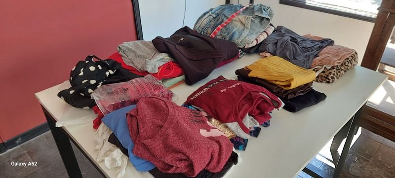 Gran lote de ropa variada - imagen 4