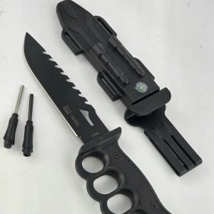 Cuchillo Táctico Negro con Puño de Bronce y Funda - imagen 4