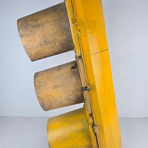 Estructura de Semáforo de Tres Luces Amarillo - imagen 5