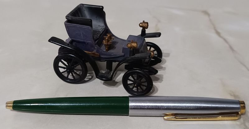 Lote siguiente: Réplica de un FIAT de 1899 en plástico