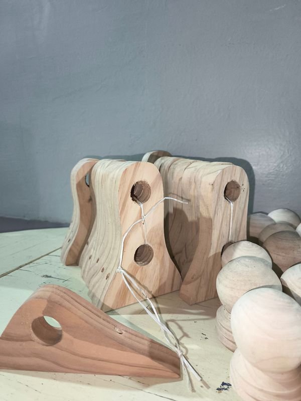 Colección de objetos de madera y signos blancos con números negros - imagen 3