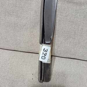 Lote siguiente: Set de Cuchillos de Mesa Metálicos