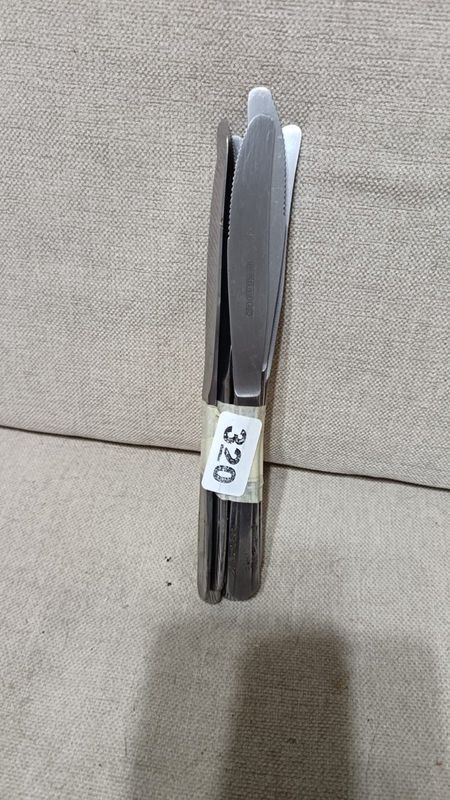 Set de Cuchillos de Mesa Metálicos