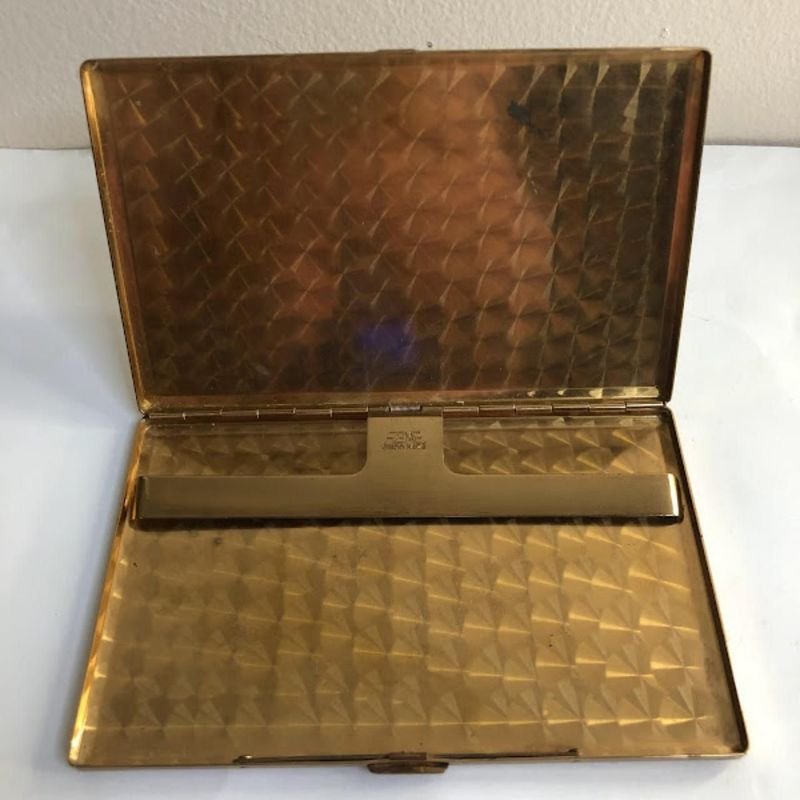 Lote siguiente: Cigarrera antigua de oro y madera