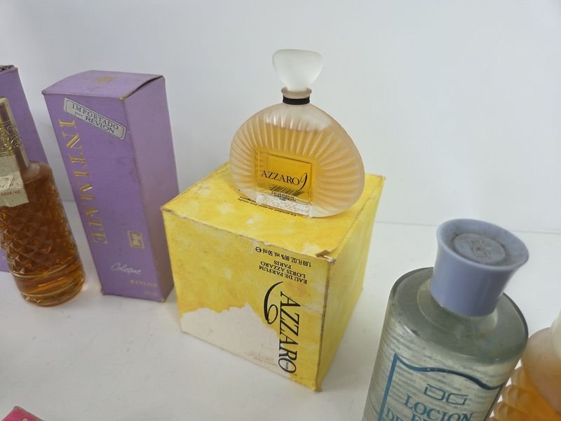 Colección de perfumes en diferentes colores y tamaños - imagen 8