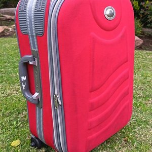 Valija Rígida Roja con Ruedas y Manija Extensible - imagen 1