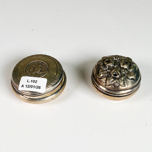 Lote anterior: Dos cajas pastilleros en plata decoración floral