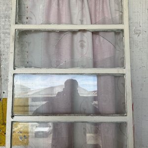 Puerta Antigua de Metal con Vidrios y Cortina - imagen 7