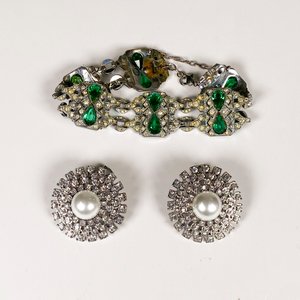 Conjunto Art Decó: Brazalete con Piedras Verdes y Par de Aretes Media Perla - imagen 2