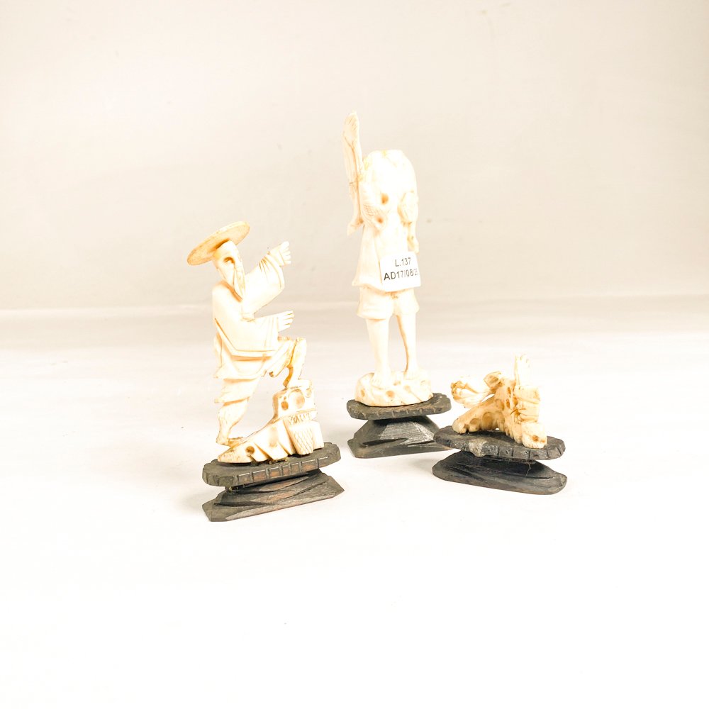 Tres Figuras de Marfil: Pescador, Samurai y Grupo