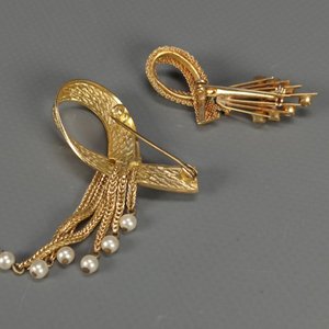 Dos Prendedores Dorados Estilo Lazo con Cadenas, Perlas y Piedras - imagen 6