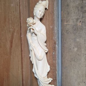 Figura Oriental de Dama con Rosa en Marfil, 23cm - imagen 2