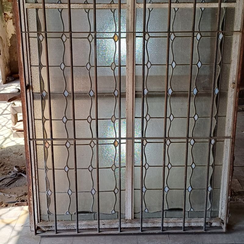 Ventana de hierro con vitrales decorativos - imagen 2