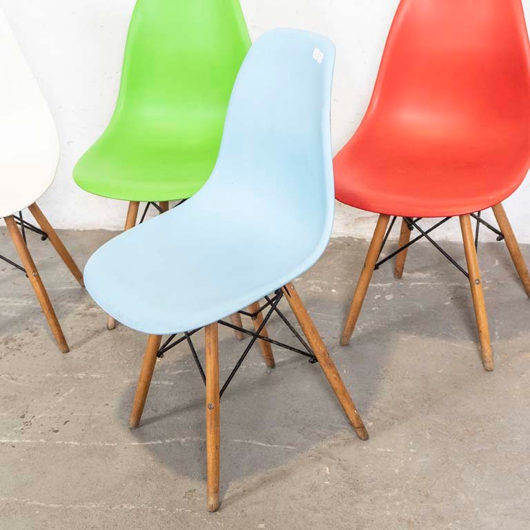 Sillas tipo Eames con asientos de PVC y patas de madera - imagen 2