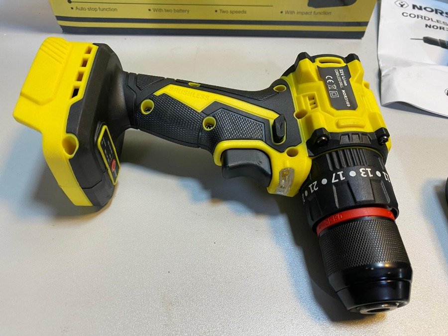 Atornillador cordless de metal con baterías y accesorios - imagen 5