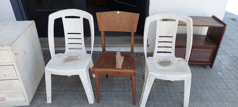Lote anterior: Sillas blancas y mesas de madera en buen estado