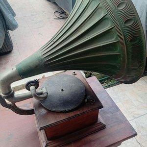 Gramófono Antiguo con Bocina Exterior Decorada - imagen 7