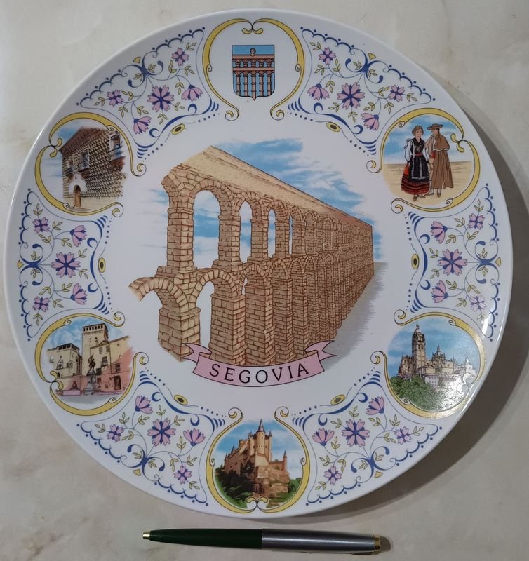 Lote siguiente: Plato de porcelana española para pared, decó: Acueducto y otros paisajes de Segovia