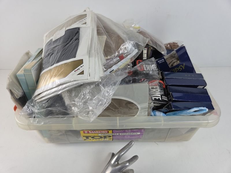 Caja repleta de medias nuevas para dama
