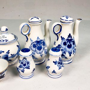 Conjunto de 8 Piezas de Porcelana Blanca y Azul con Diseño Floral - imagen 3