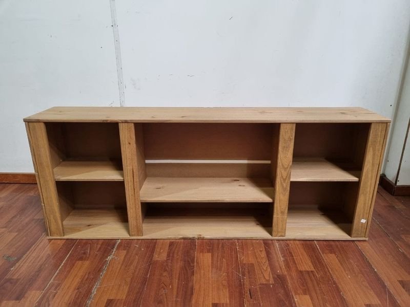 Mueble Bajo Moderno con Estantes Abiertos en Madera Clara
