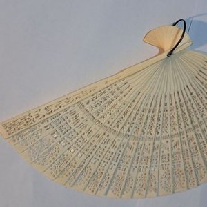 Abanico antiguo de marfil tallado con intrincados diseños - imagen 1
