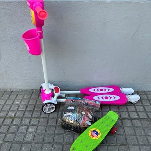 Monopatín Infantil Rosado "Hello Kitty", Casco y Patineta Verde - imagen 1