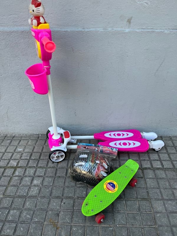 Monopatín Infantil Rosado "Hello Kitty", Casco y Patineta Verde