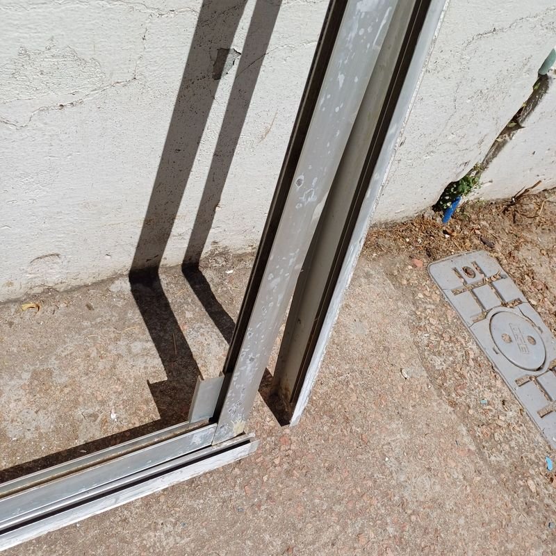 Ventana en carpintería de aluminio con dos hojas corredizas - imagen 5