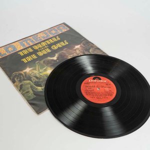 Vinilo LP "Beatles vs Bee Gees" - Sello Polydor - imagen 2