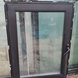 Lote siguiente: Ventana de Aluminio Negro DVH Batiente 81.5x120x6cm