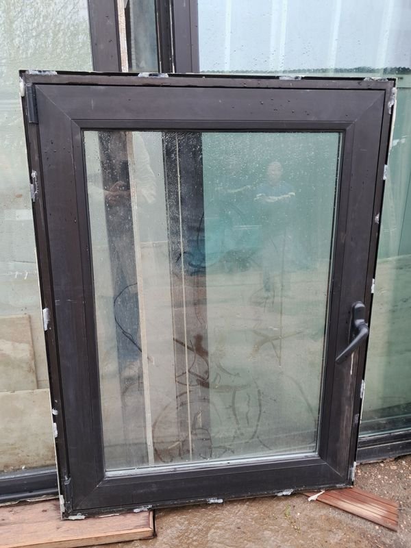 Ventana de Aluminio Negro DVH Batiente 81.5x120x6cm