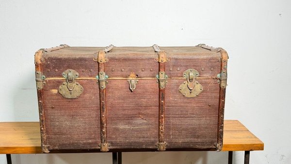 Antiguo Baúl de Viaje con Herrajes Metálicos y Detalles de Época
