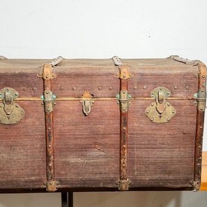 Lote siguiente: Antiguo Baúl de Viaje con Herrajes Metálicos y Detalles de Época