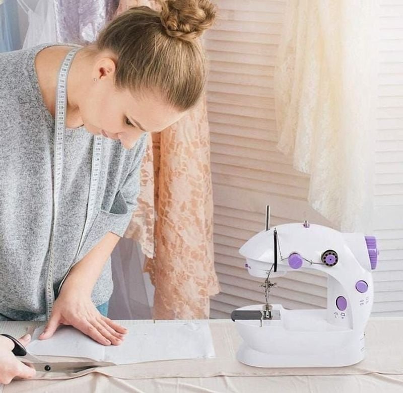 Maquina de coser con pedal de control y enhebrador automático - imagen 4