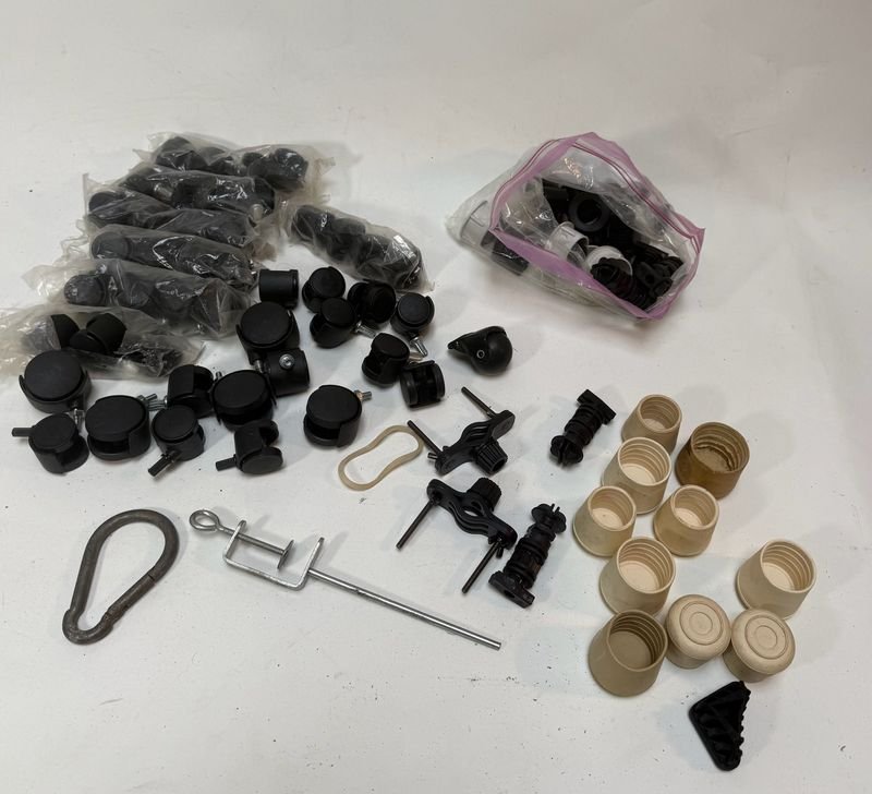 Lote de Ruedas para Muebles y Regatones de Goma Negros