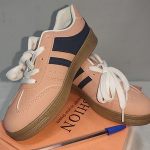 Lote siguiente: Zapatillas Deportivas Rosadas y Azul Marino en Eco Cuero, Talle 36